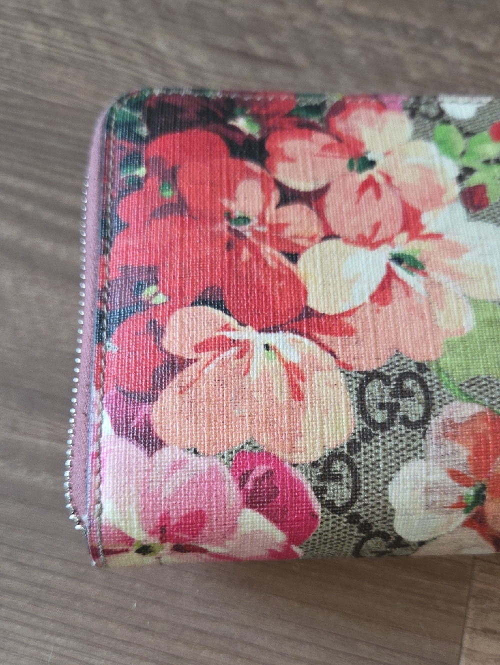 Gucci Floral GG Supreme Zip Around Wallet in Beige with Pink and Green Flowers - Picture 2 of 9